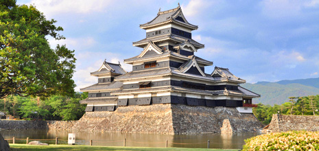 一度は訪れたい松本観光の定番 国宝「松本城」へ